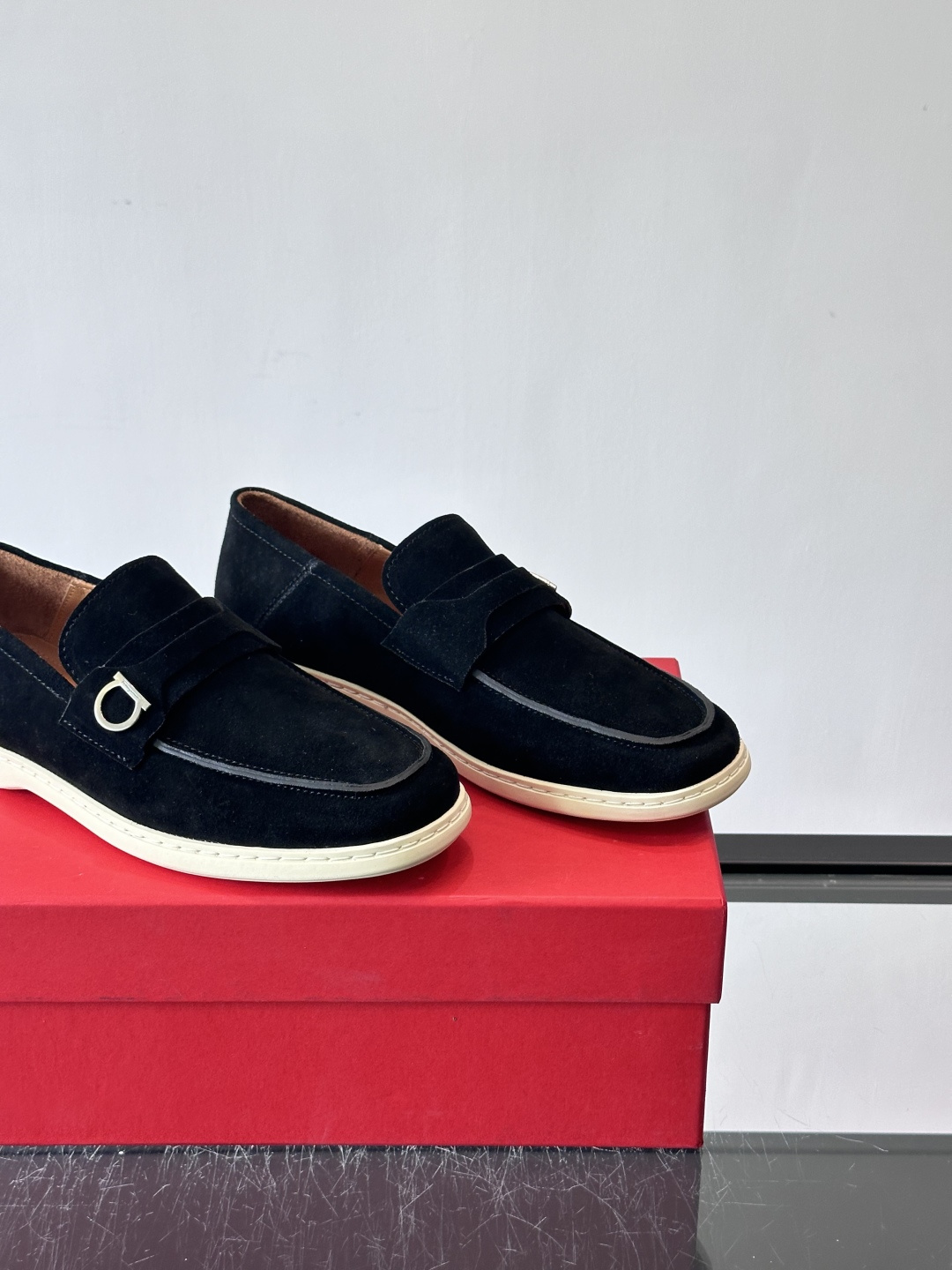 Ferragam菲拉格慕新款男士驾车鞋，面料采用全进口牛皮，看得见的质感，重工车线，内里本染小牛皮，标配