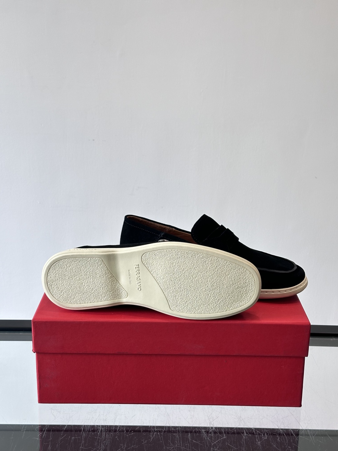 Ferragam菲拉格慕新款男士驾车鞋，面料采用全进口牛皮，看得见的质感，重工车线，内里本染小牛皮，标配