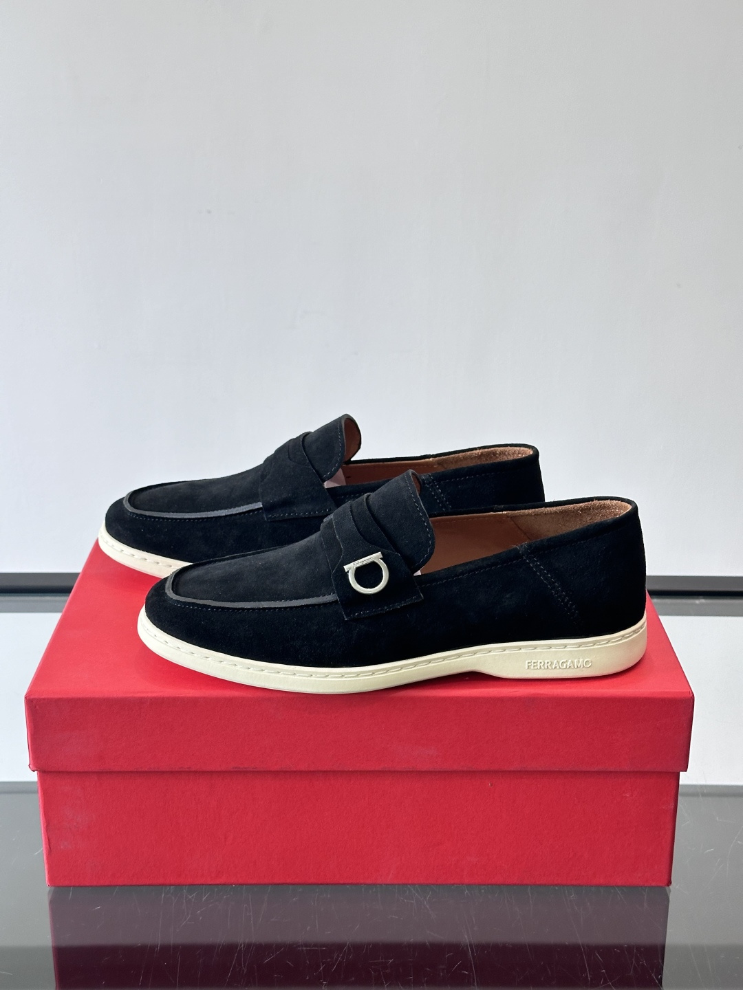 Ferragam菲拉格慕新款男士驾车鞋，面料采用全进口牛皮，看得见的质感，重工车线，内里本染小牛皮，标配