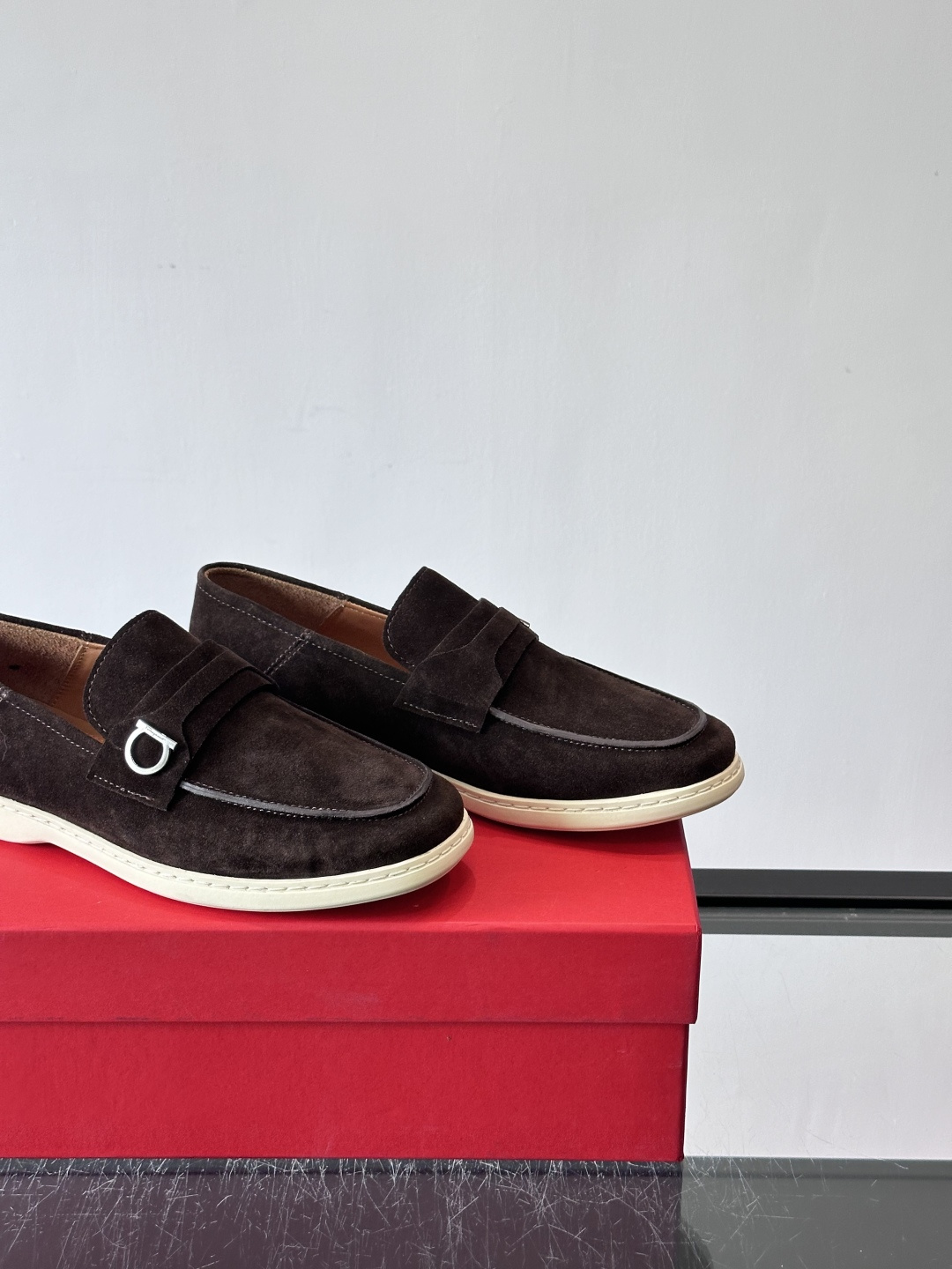 Ferragam菲拉格慕新款男士驾车鞋，面料采用全进口牛皮，看得见的质感，重工车线，内里本染小牛皮，标配