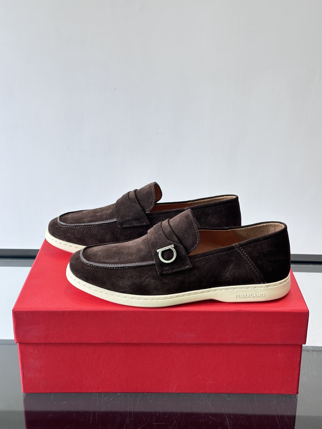 Ferragam菲拉格慕新款男士驾车鞋，面料采用全进口牛皮，看得见的质感，重工车线，内里本染小牛皮，标配
