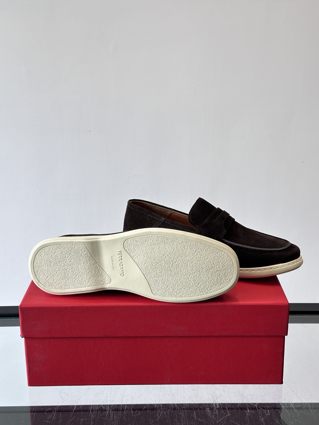 Ferragam菲拉格慕新款男士驾车鞋，面料采用全进口牛皮，看得见的质感，重工车线，内里本染小牛皮，标配