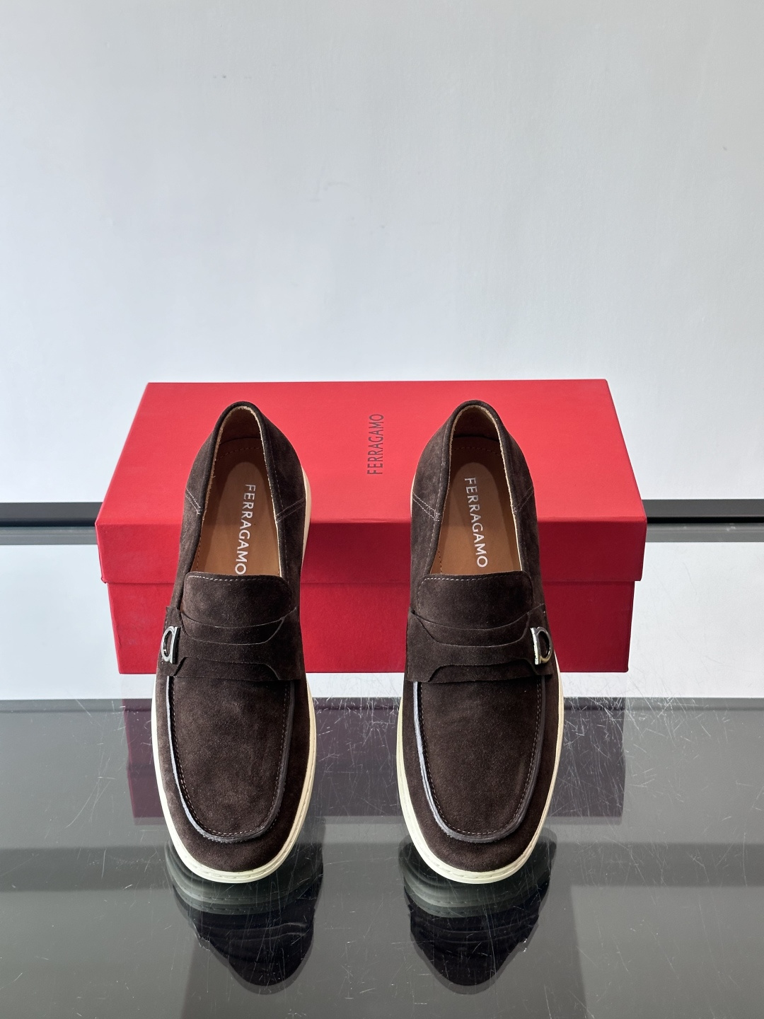 Ferragam菲拉格慕新款男士驾车鞋，面料采用全进口牛皮，看得见的质感，重工车线，内里本染小牛皮，标配