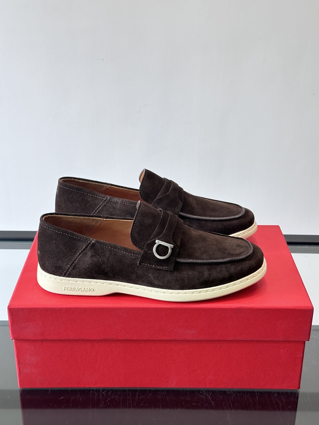 Ferragam菲拉格慕新款男士驾车鞋，面料采用全进口牛皮，看得见的质感，重工车线，内里本染小牛皮，标配