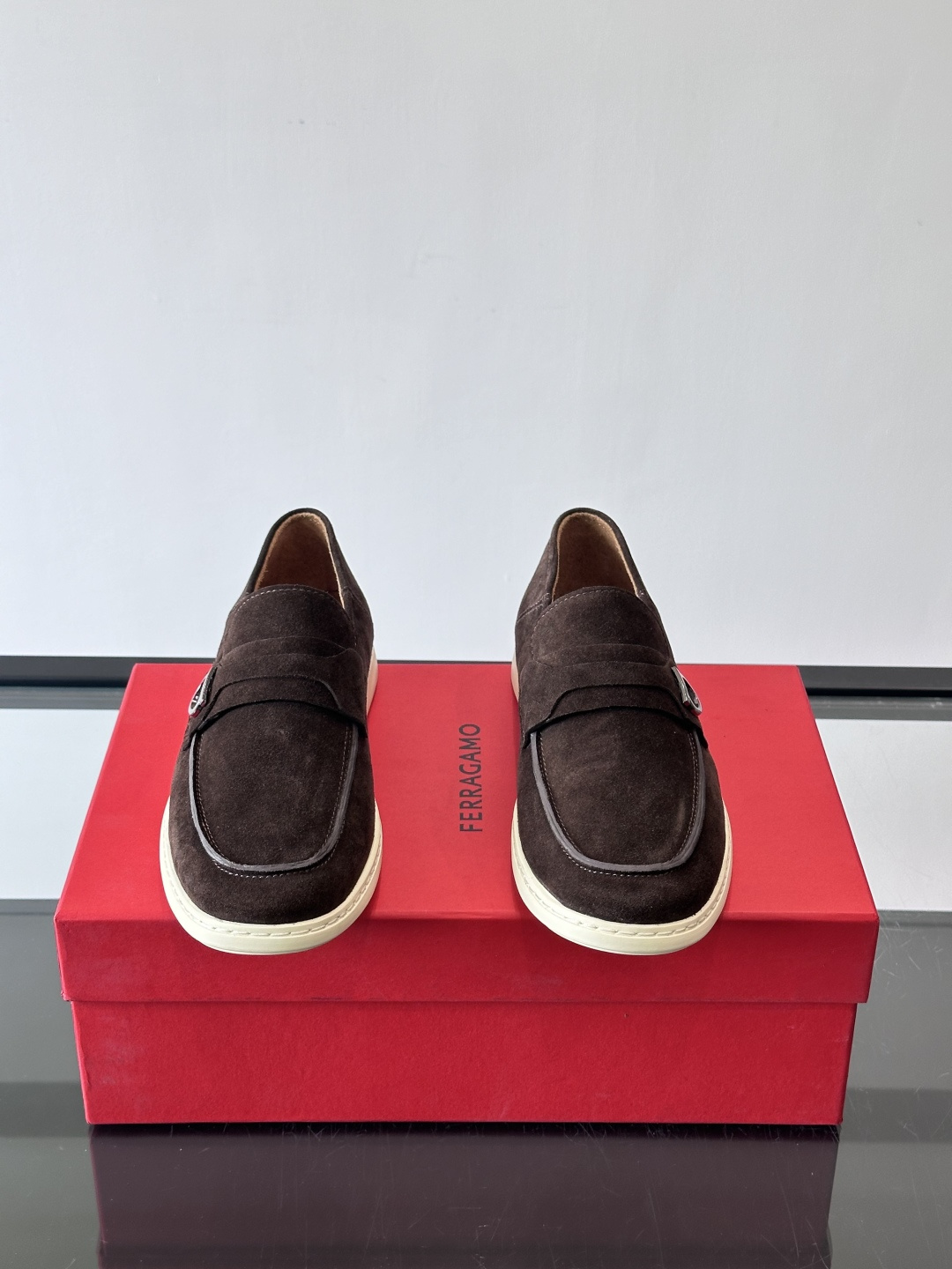 Ferragam菲拉格慕新款男士驾车鞋，面料采用全进口牛皮，看得见的质感，重工车线，内里本染小牛皮，标配