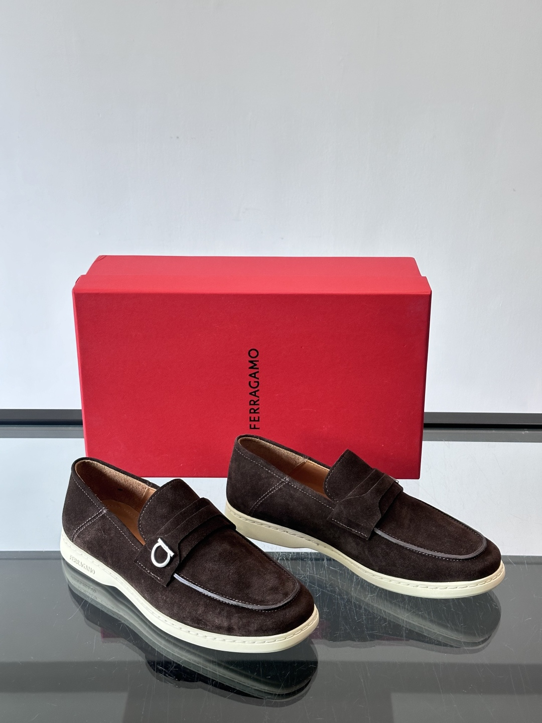 Ferragam菲拉格慕新款男士驾车鞋，面料采用全进口牛皮，看得见的质感，重工车线，内里本染小牛皮，标配