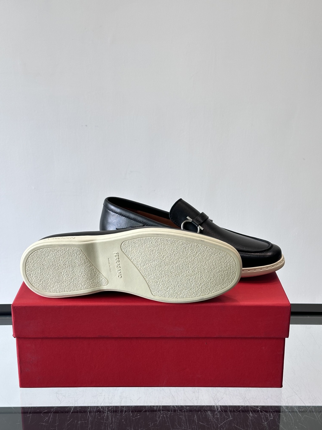 Ferragam菲拉格慕新款男士驾车鞋，面料采用全进口牛皮，看得见的质感，重工车线，内里本染小牛皮，标配