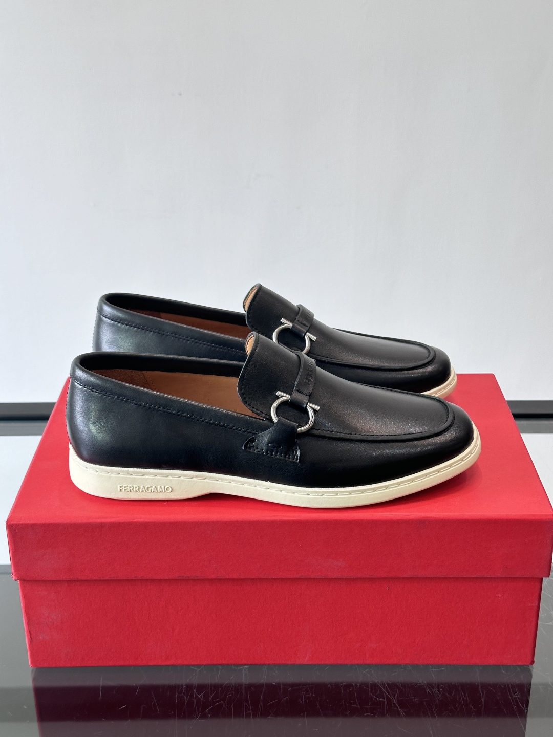 Ferragam菲拉格慕新款男士驾车鞋，面料采用全进口牛皮，看得见的质感，重工车线，内里本染小牛皮，标配