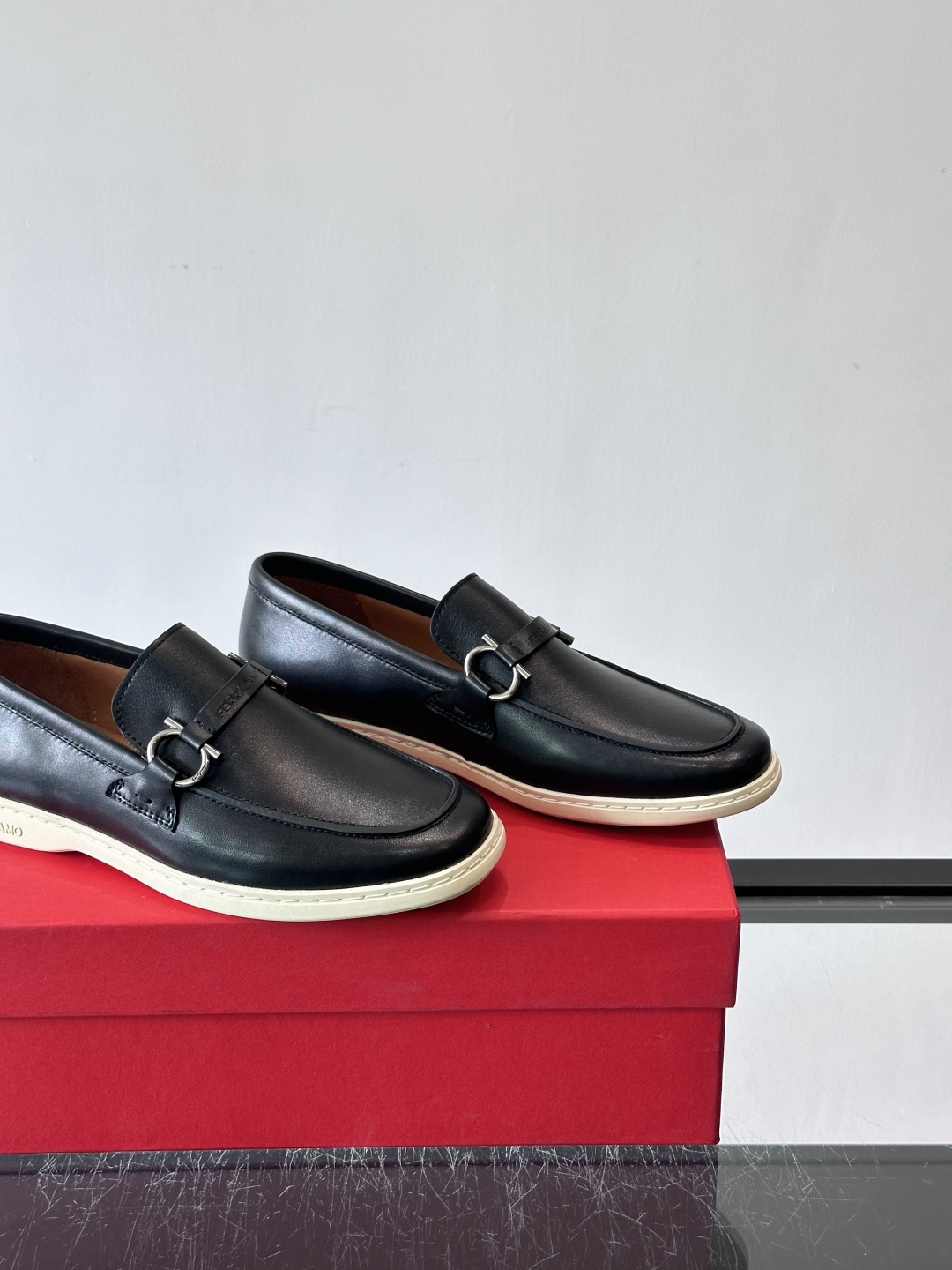 Ferragam菲拉格慕新款男士驾车鞋，面料采用全进口牛皮，看得见的质感，重工车线，内里本染小牛皮，标配