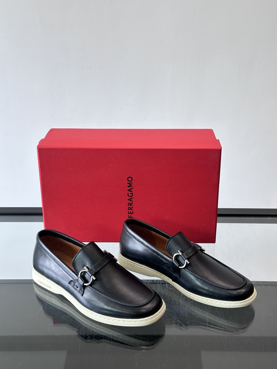 Ferragam菲拉格慕新款男士驾车鞋，面料采用全进口牛皮，看得见的质感，重工车线，内里本染小牛皮，标配