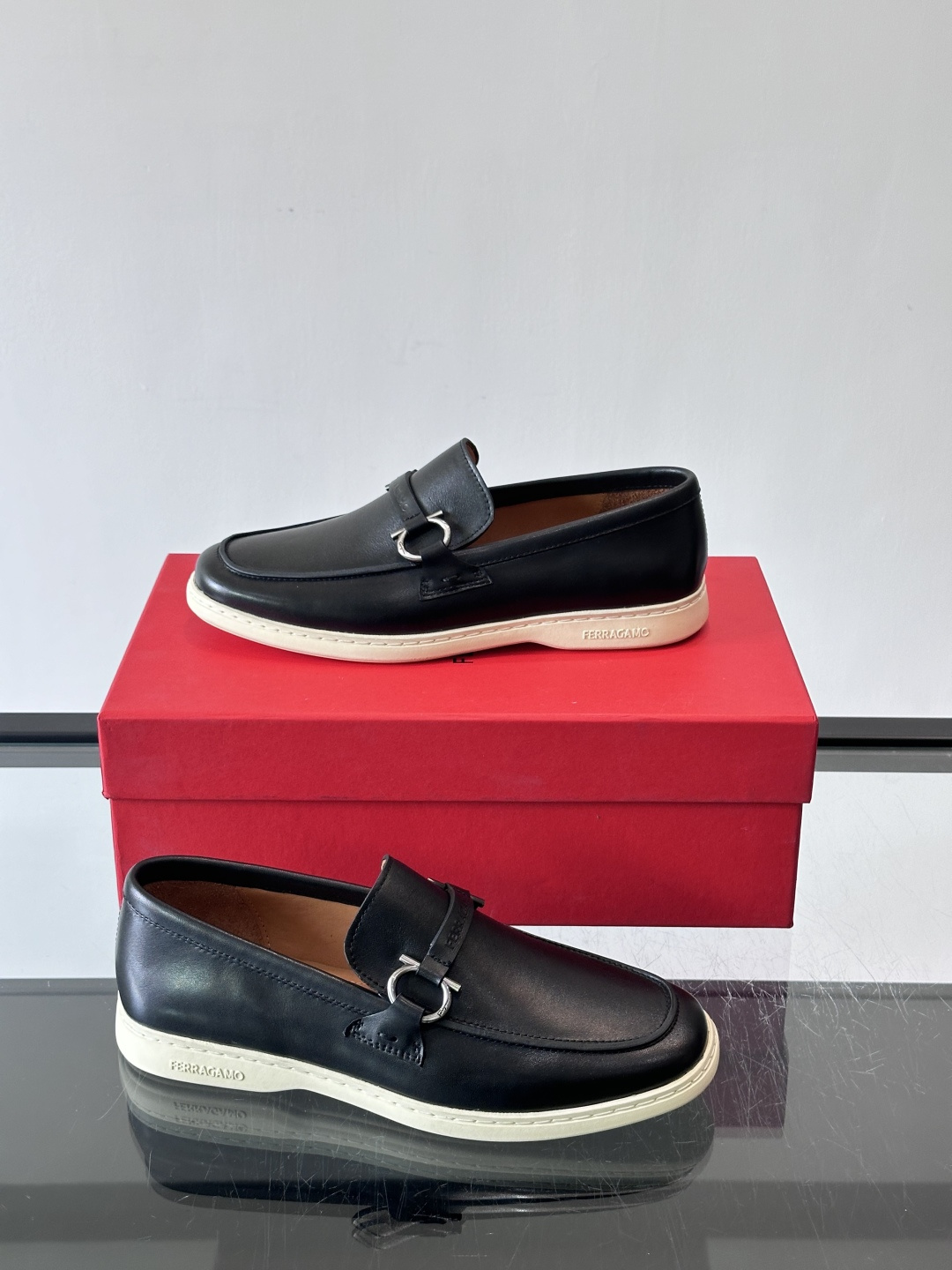 Ferragam菲拉格慕新款男士驾车鞋，面料采用全进口牛皮，看得见的质感，重工车线，内里本染小牛皮，标配