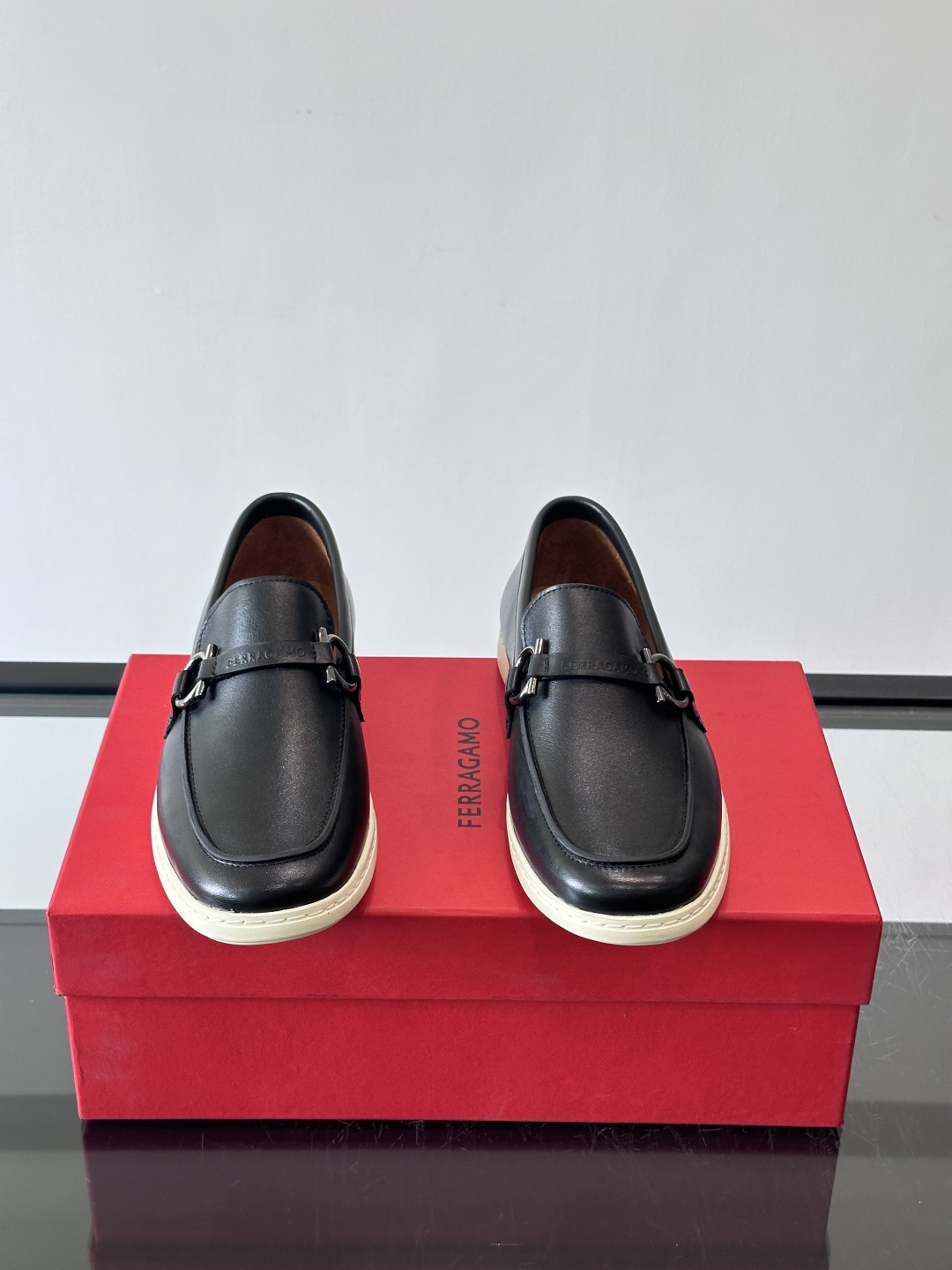 Ferragam菲拉格慕新款男士驾车鞋，面料采用全进口牛皮，看得见的质感，重工车线，内里本染小牛皮，标配