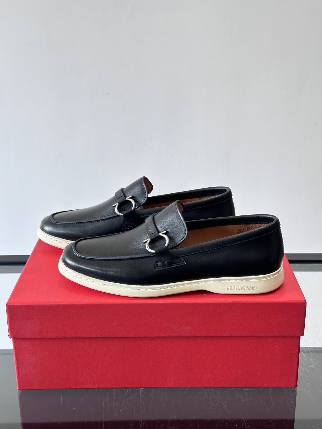 Ferragam菲拉格慕新款男士驾车鞋，面料采用全进口牛皮，看得见的质感，重工车线，内里本染小牛皮，标配