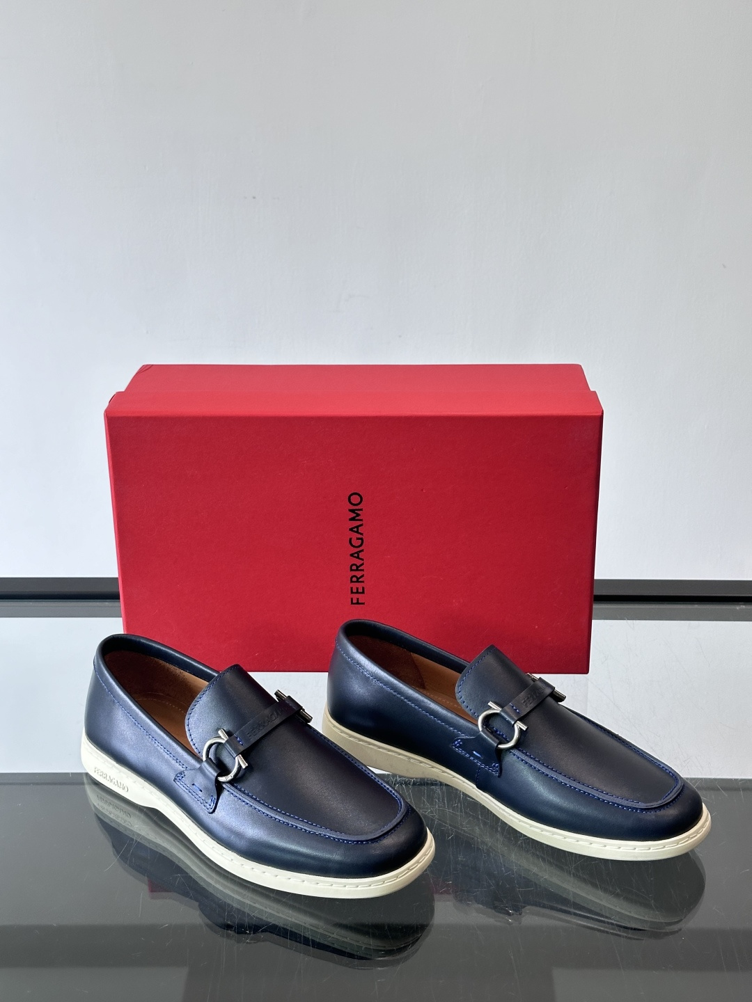 Ferragam菲拉格慕新款男士驾车鞋，面料采用全进口牛皮，看得见的质感，重工车线，内里本染小牛皮，标配