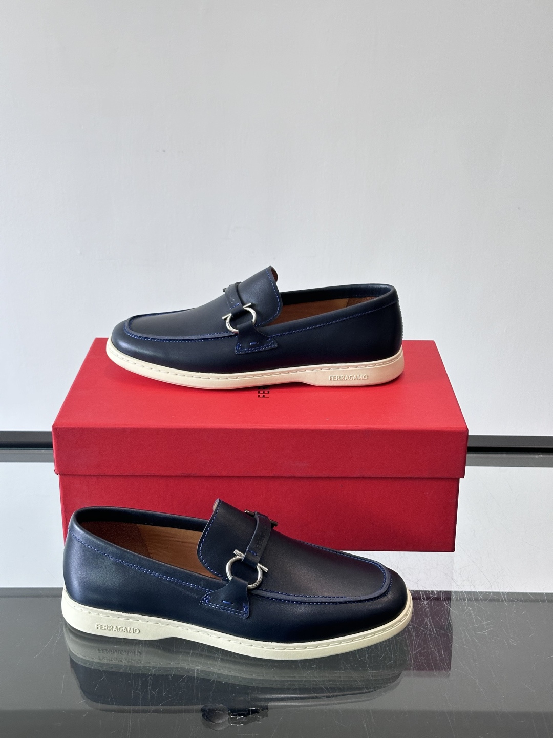 Ferragam菲拉格慕新款男士驾车鞋，面料采用全进口牛皮，看得见的质感，重工车线，内里本染小牛皮，标配