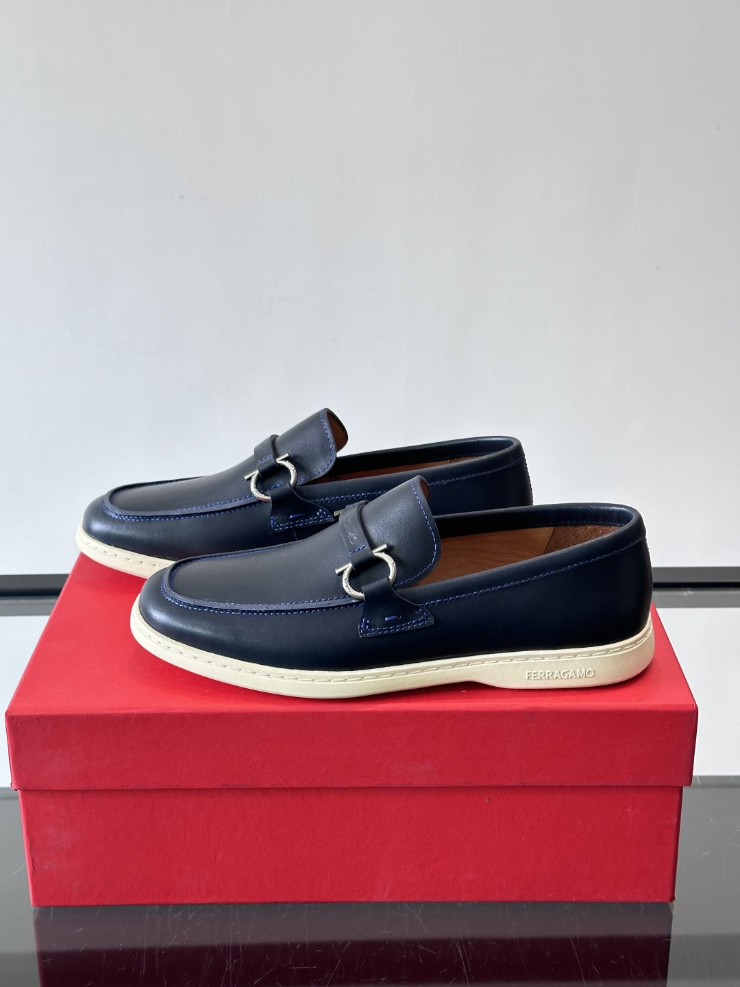 Ferragam菲拉格慕新款男士驾车鞋，面料采用全进口牛皮，看得见的质感，重工车线，内里本染小牛皮，标配