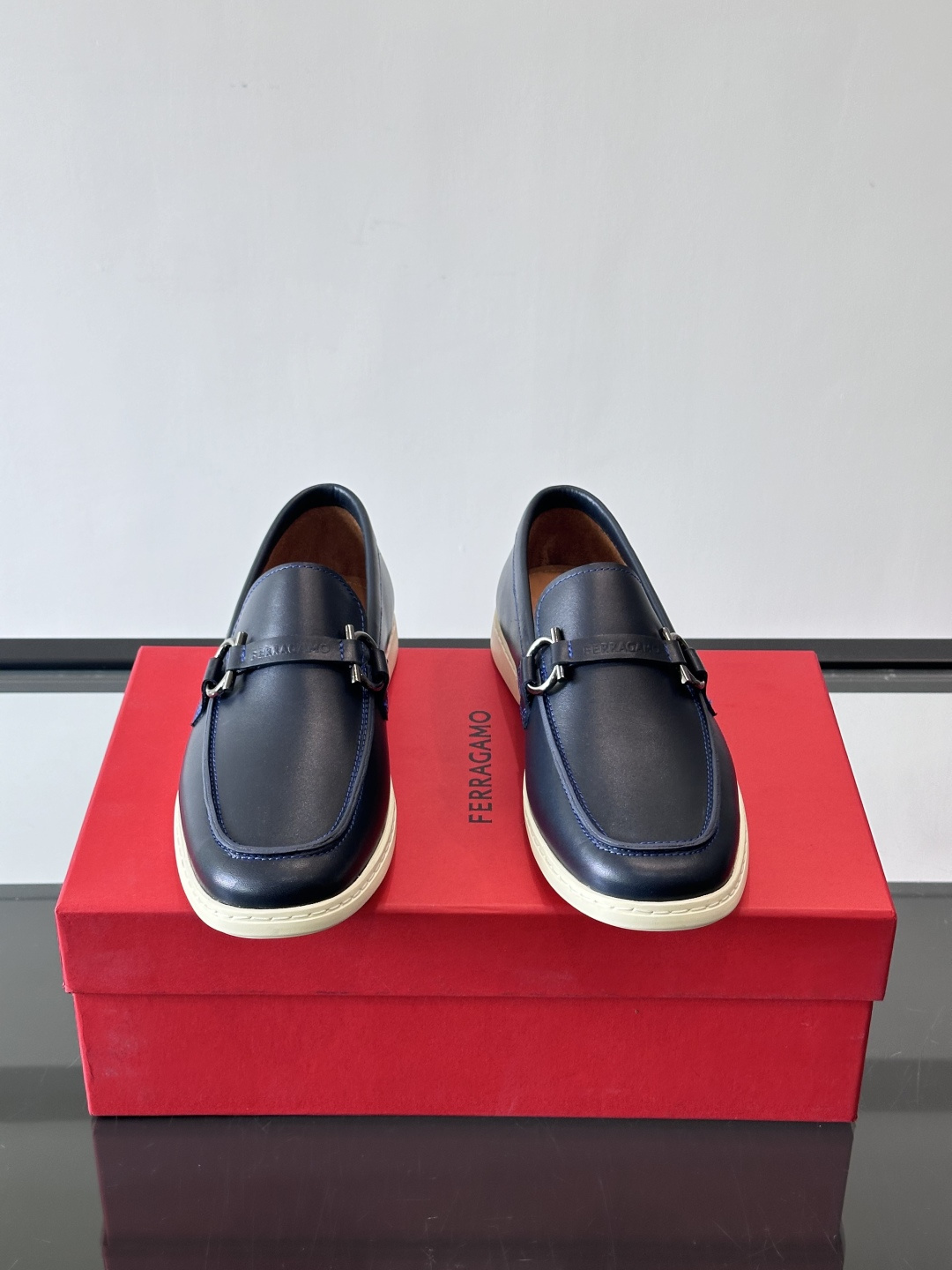 Ferragam菲拉格慕新款男士驾车鞋，面料采用全进口牛皮，看得见的质感，重工车线，内里本染小牛皮，标配