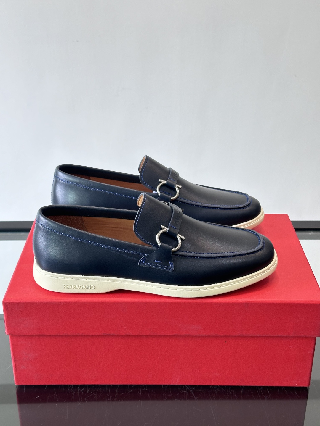 Ferragam菲拉格慕新款男士驾车鞋，面料采用全进口牛皮，看得见的质感，重工车线，内里本染小牛皮，标配