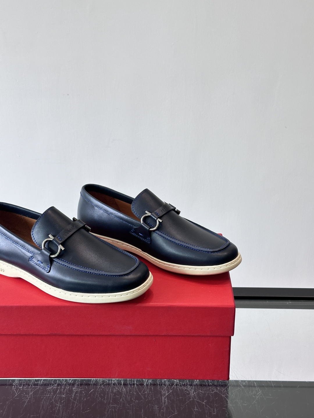 Ferragam菲拉格慕新款男士驾车鞋，面料采用全进口牛皮，看得见的质感，重工车线，内里本染小牛皮，标配