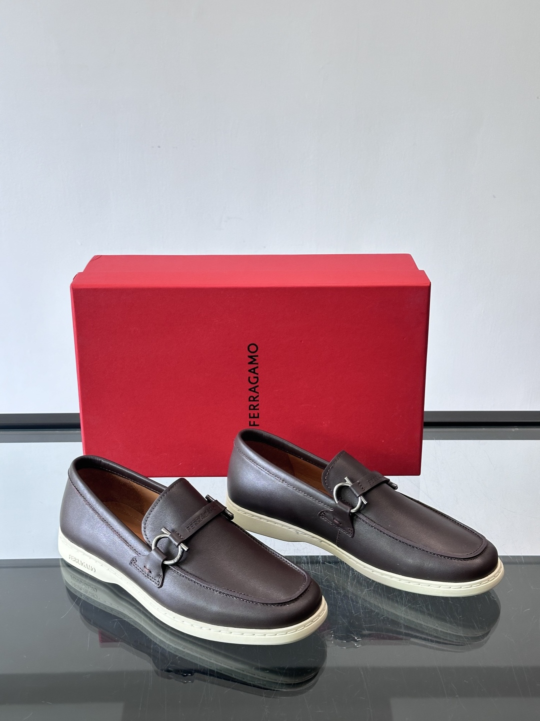 Ferragam菲拉格慕新款男士驾车鞋，面料采用全进口牛皮，看得见的质感，重工车线，内里本染小牛皮，标配