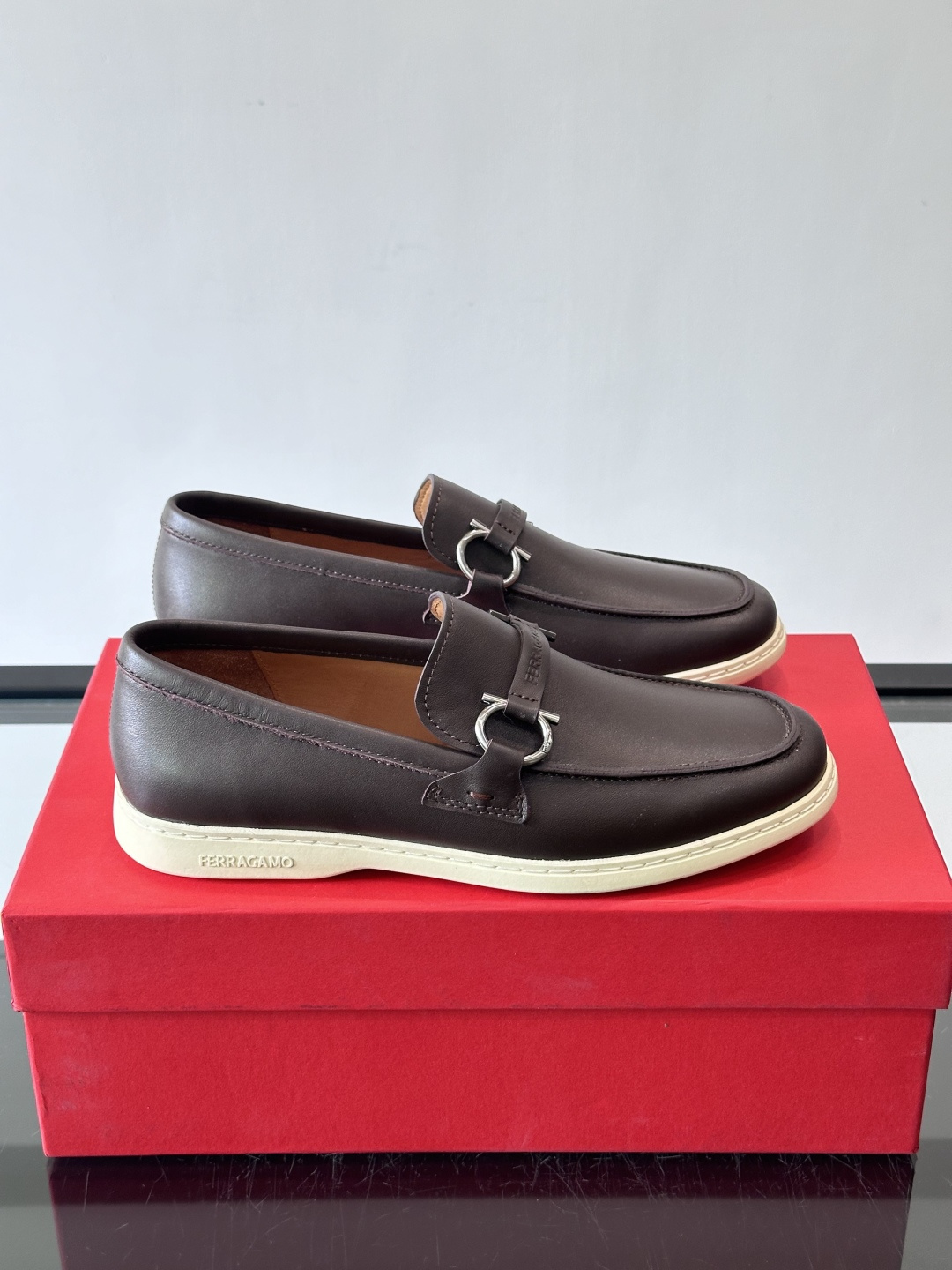 Ferragam菲拉格慕新款男士驾车鞋，面料采用全进口牛皮，看得见的质感，重工车线，内里本染小牛皮，标配