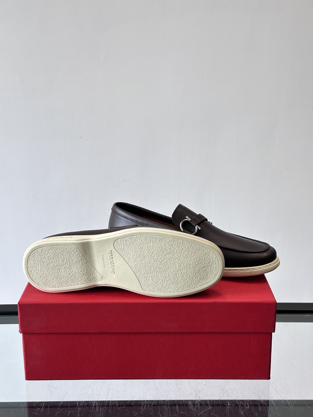 Ferragam菲拉格慕新款男士驾车鞋，面料采用全进口牛皮，看得见的质感，重工车线，内里本染小牛皮，标配