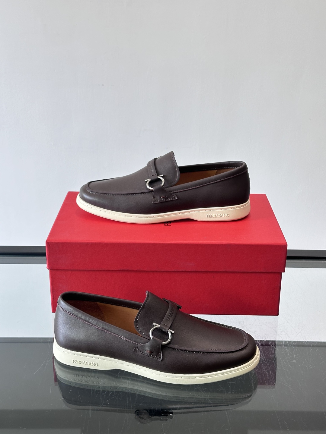 Ferragam菲拉格慕新款男士驾车鞋，面料采用全进口牛皮，看得见的质感，重工车线，内里本染小牛皮，标配