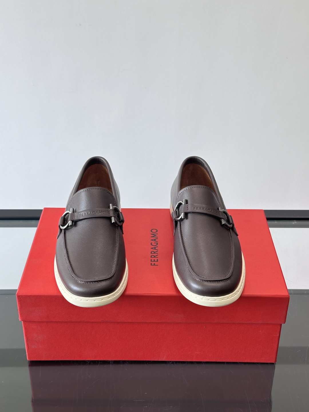 Ferragam菲拉格慕新款男士驾车鞋，面料采用全进口牛皮，看得见的质感，重工车线，内里本染小牛皮，标配