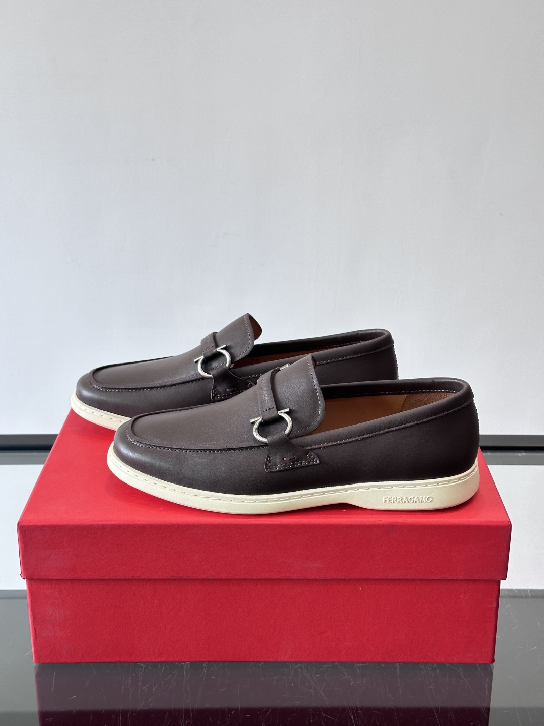 Ferragam菲拉格慕新款男士驾车鞋，面料采用全进口牛皮，看得见的质感，重工车线，内里本染小牛皮，标配
