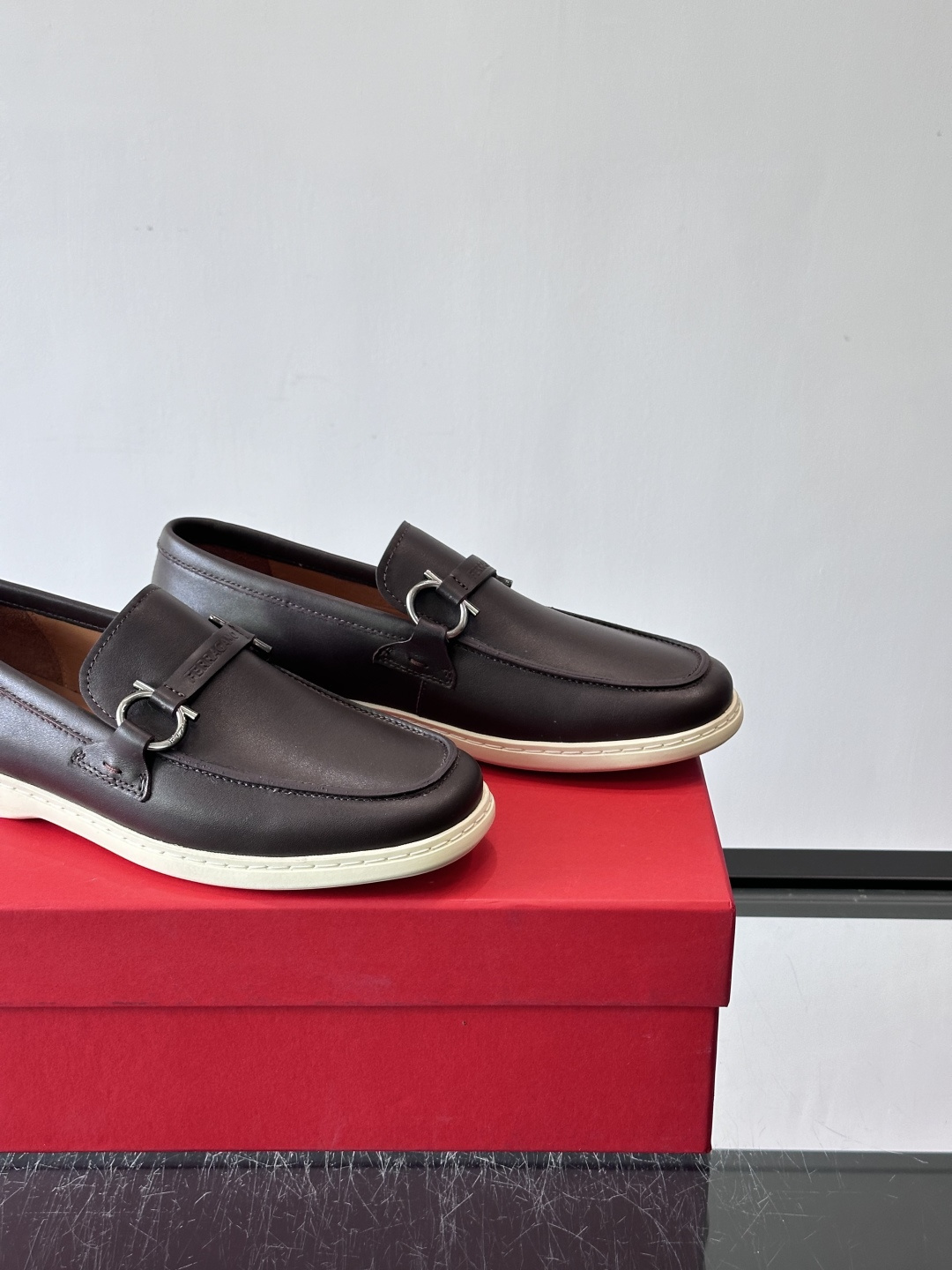 Ferragam菲拉格慕新款男士驾车鞋，面料采用全进口牛皮，看得见的质感，重工车线，内里本染小牛皮，标配