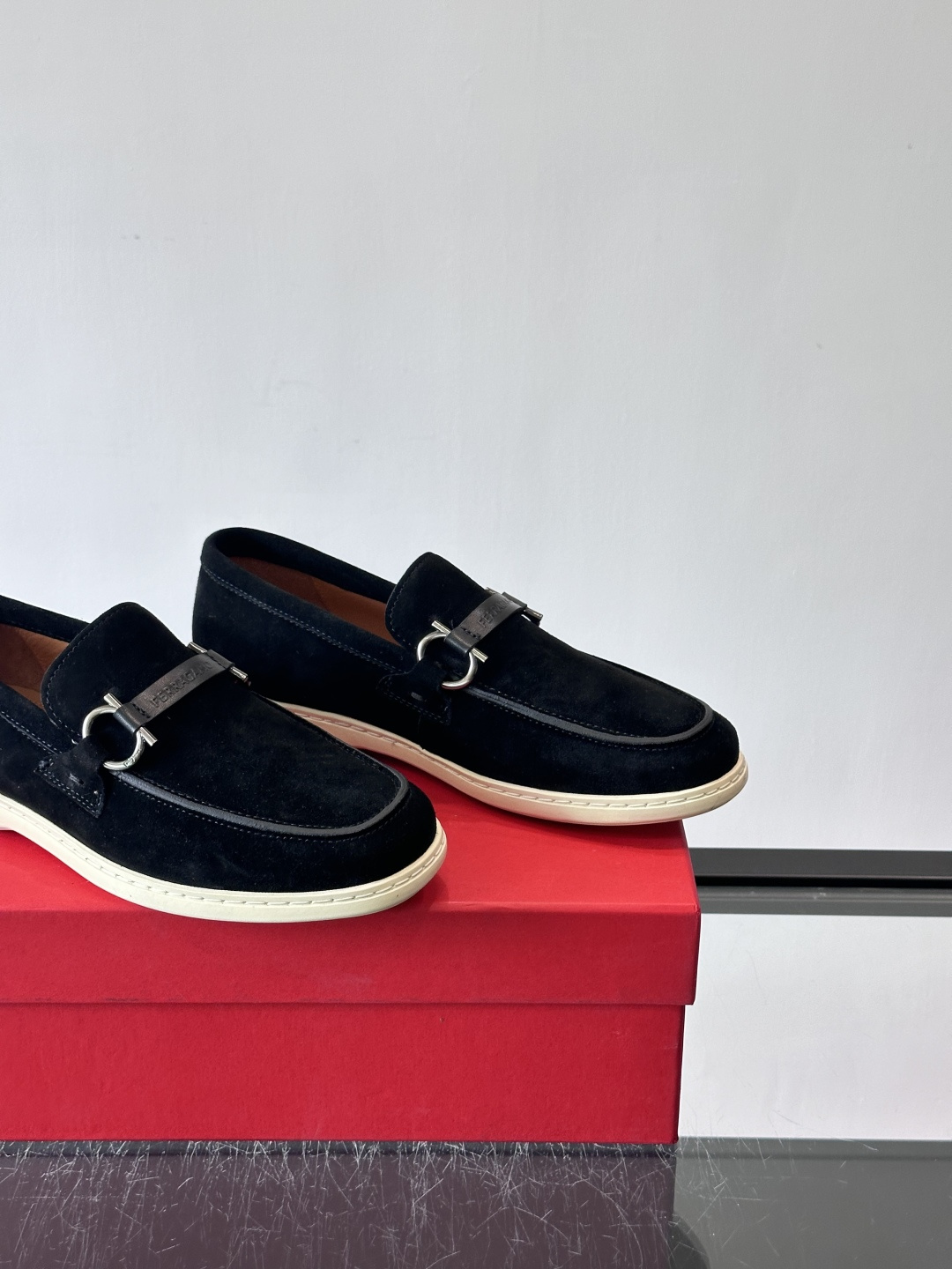 Ferragam菲拉格慕新款男士驾车鞋，面料采用全进口牛皮，看得见的质感，重工车线，内里本染小牛皮，标配