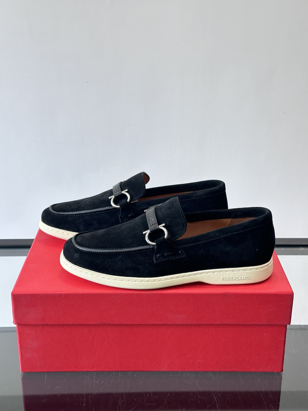 Ferragam菲拉格慕新款男士驾车鞋，面料采用全进口牛皮，看得见的质感，重工车线，内里本染小牛皮，标配