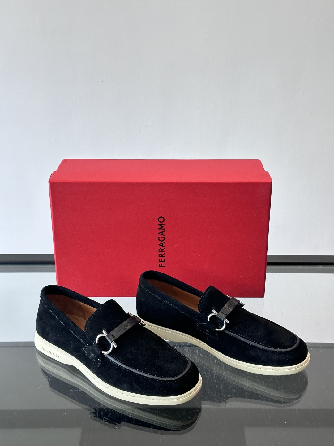 Ferragam菲拉格慕新款男士驾车鞋，面料采用全进口牛皮，看得见的质感，重工车线，内里本染小牛皮，标配