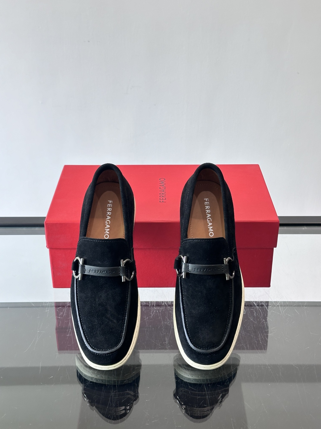 Ferragam菲拉格慕新款男士驾车鞋，面料采用全进口牛皮，看得见的质感，重工车线，内里本染小牛皮，标配