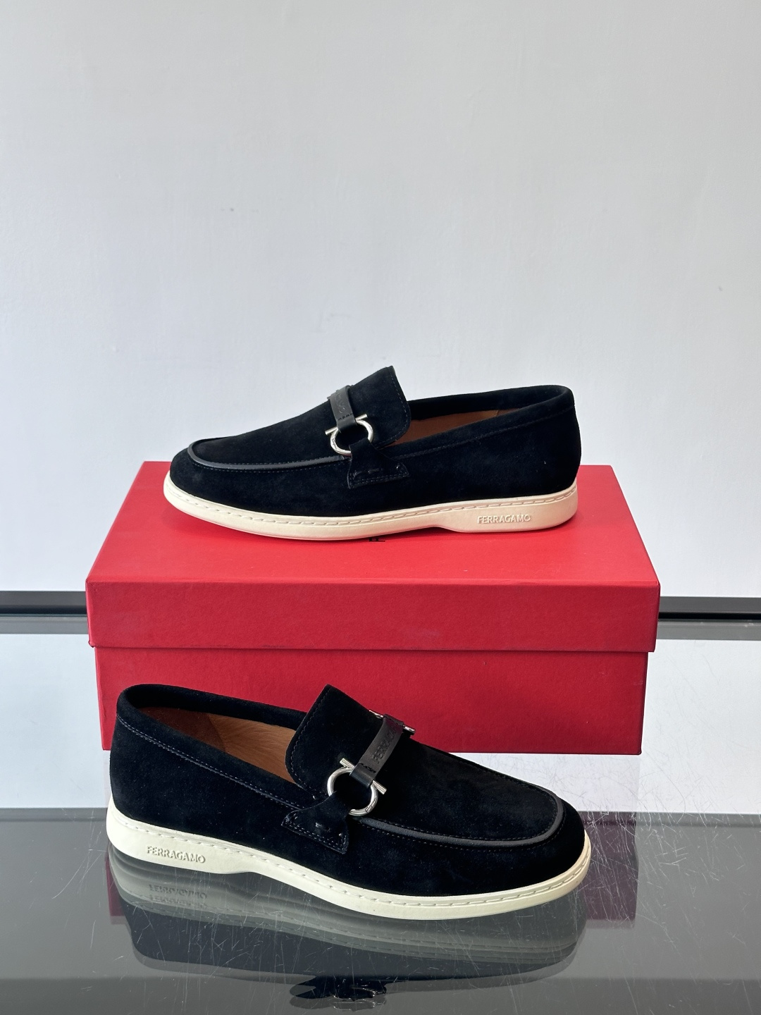 Ferragam菲拉格慕新款男士驾车鞋，面料采用全进口牛皮，看得见的质感，重工车线，内里本染小牛皮，标配