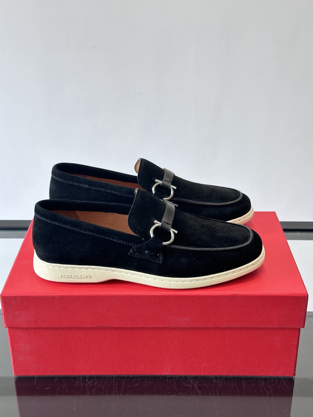 Ferragam菲拉格慕新款男士驾车鞋，面料采用全进口牛皮，看得见的质感，重工车线，内里本染小牛皮，标配