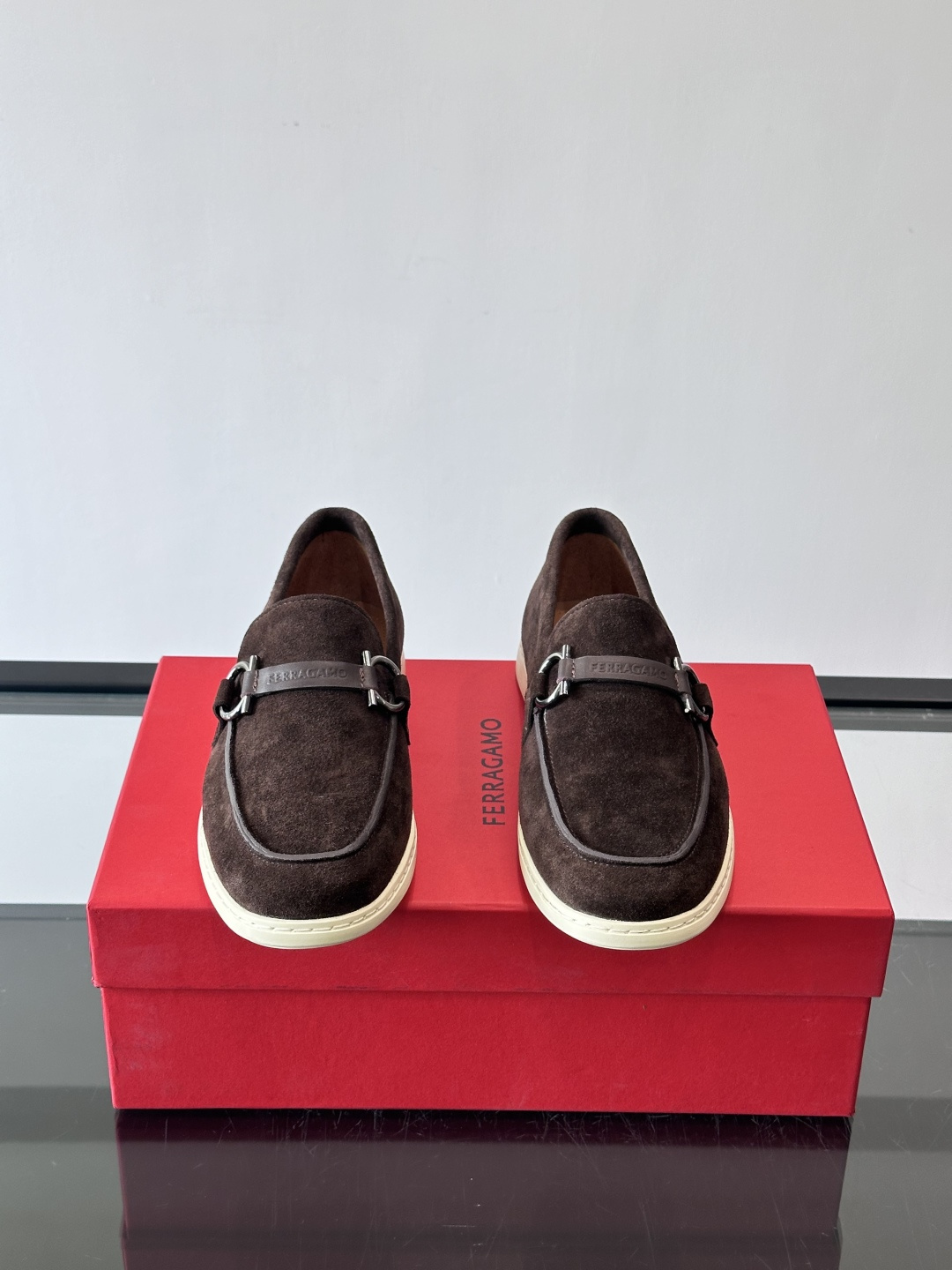 Ferragam菲拉格慕新款男士驾车鞋，面料采用全进口牛皮，看得见的质感，重工车线，内里本染小牛皮，标配