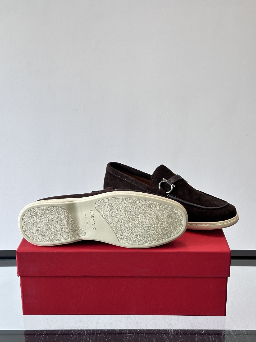 Ferragam菲拉格慕新款男士驾车鞋，面料采用全进口牛皮，看得见的质感，重工车线，内里本染小牛皮，标配
