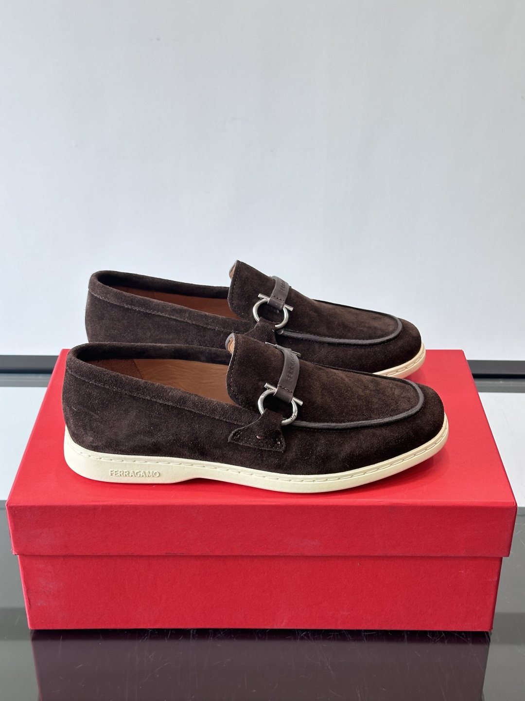 Ferragam菲拉格慕新款男士驾车鞋，面料采用全进口牛皮，看得见的质感，重工车线，内里本染小牛皮，标配