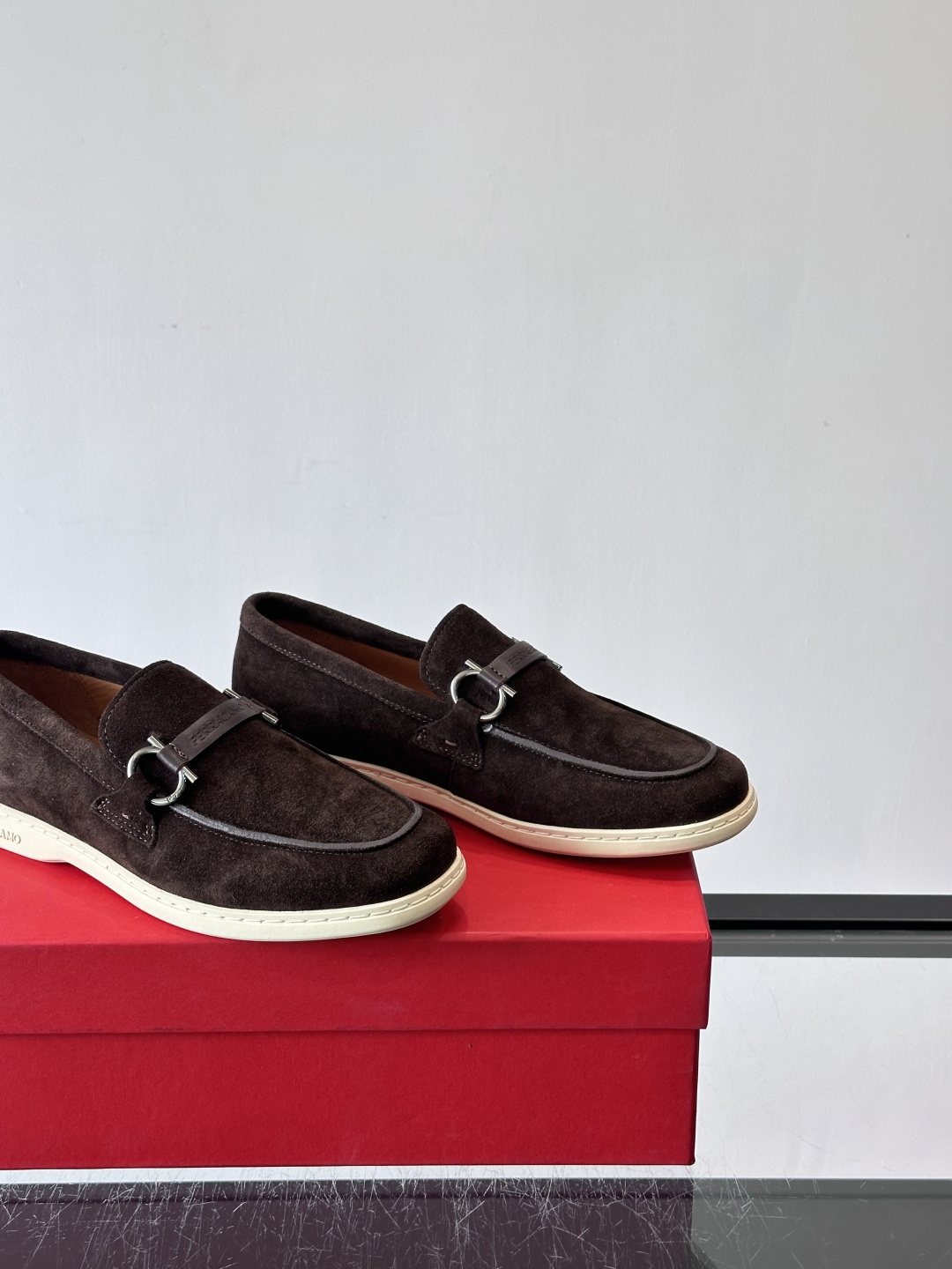 Ferragam菲拉格慕新款男士驾车鞋，面料采用全进口牛皮，看得见的质感，重工车线，内里本染小牛皮，标配