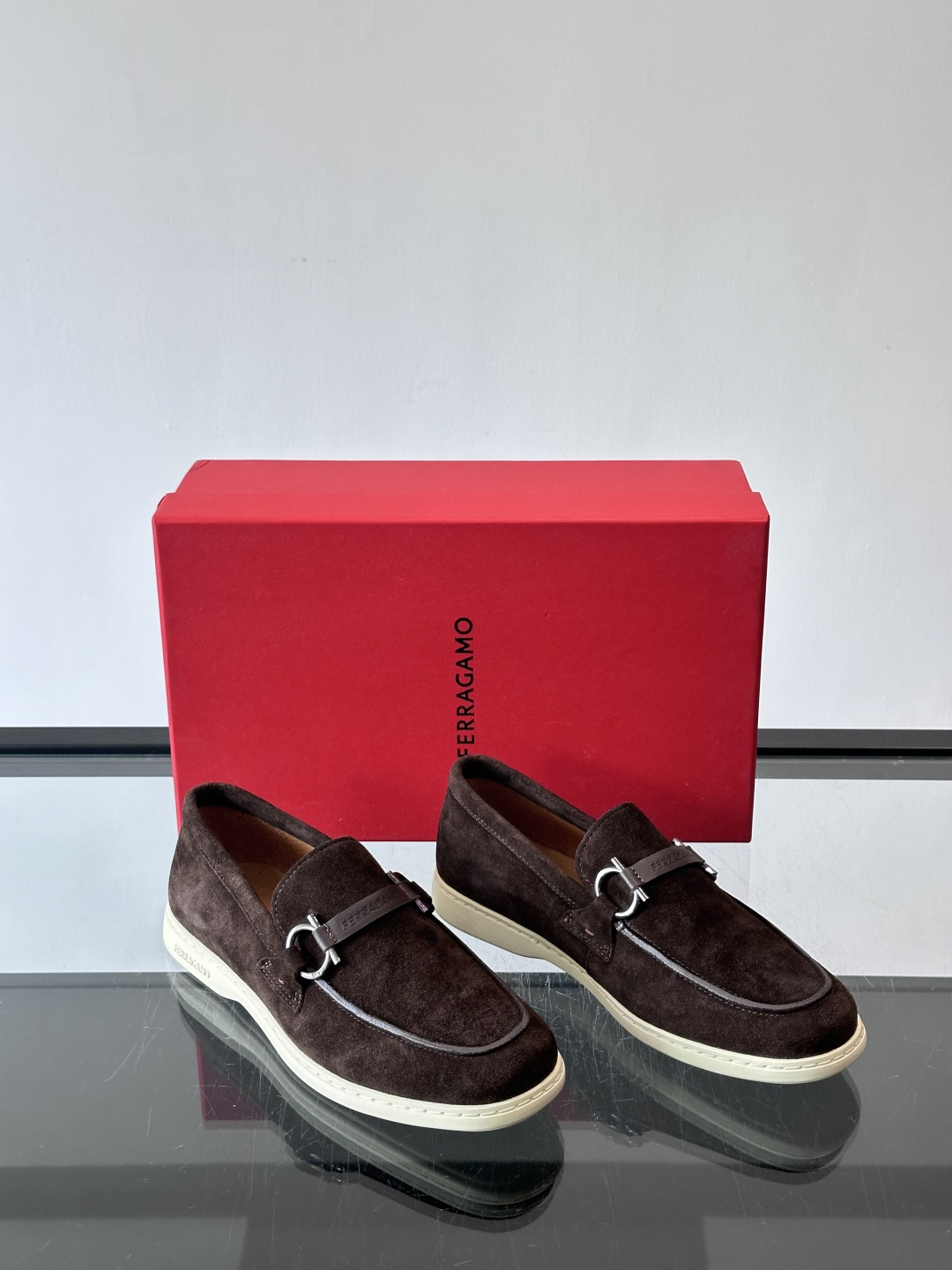 Ferragam菲拉格慕新款男士驾车鞋，面料采用全进口牛皮，看得见的质感，重工车线，内里本染小牛皮，标配