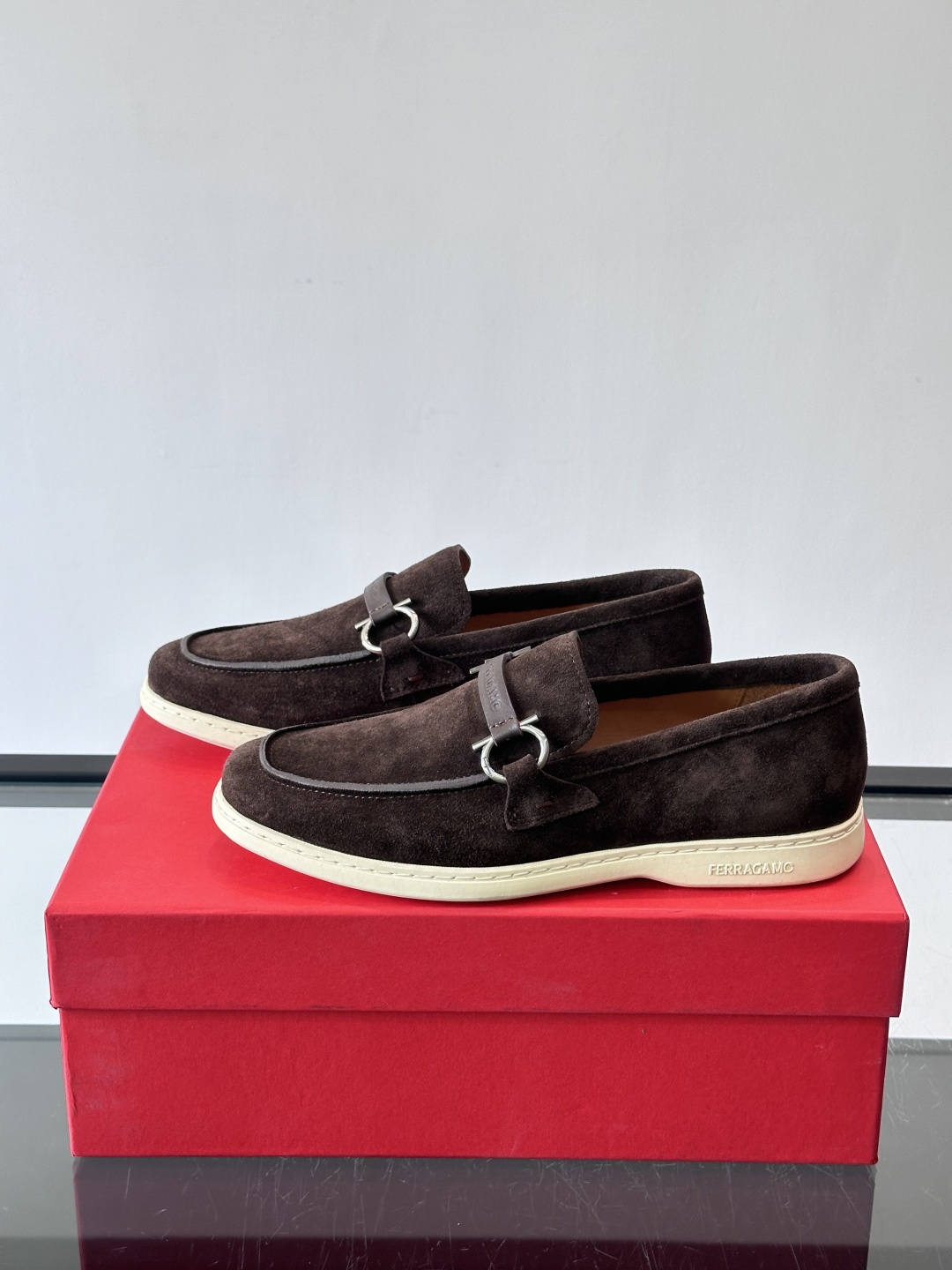 Ferragam菲拉格慕新款男士驾车鞋，面料采用全进口牛皮，看得见的质感，重工车线，内里本染小牛皮，标配