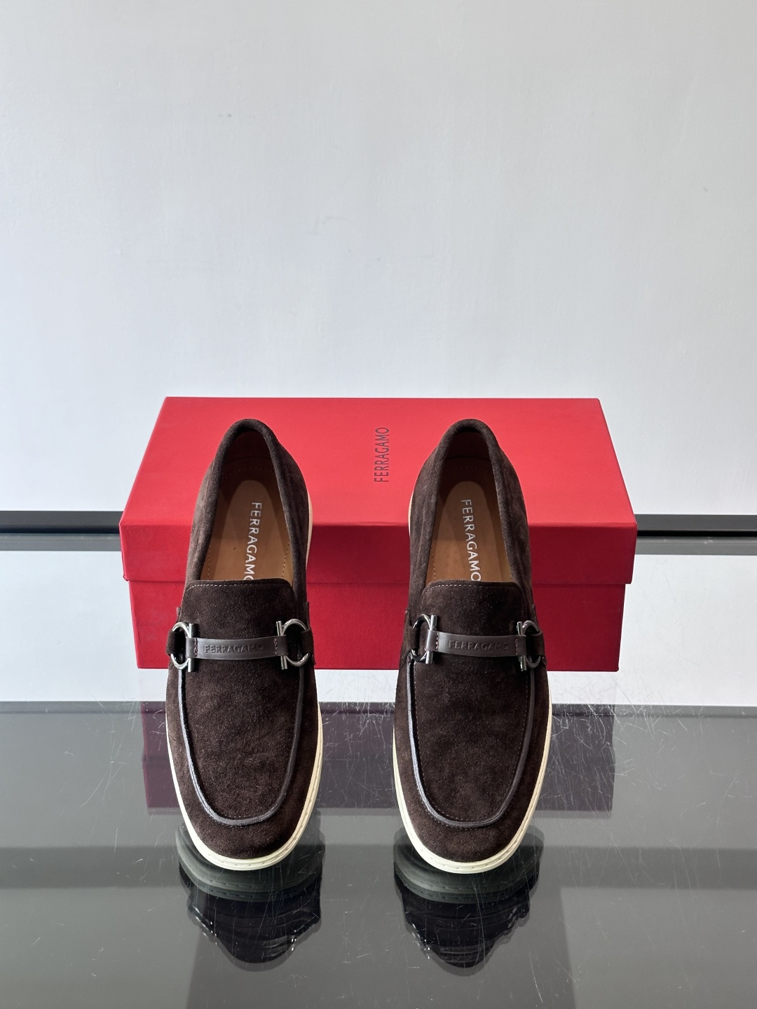 Ferragam菲拉格慕新款男士驾车鞋，面料采用全进口牛皮，看得见的质感，重工车线，内里本染小牛皮，标配