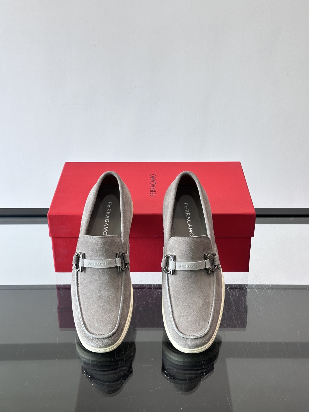Ferragam菲拉格慕新款男士驾车鞋，面料采用全进口牛皮，看得见的质感，重工车线，内里本染小牛皮，标配