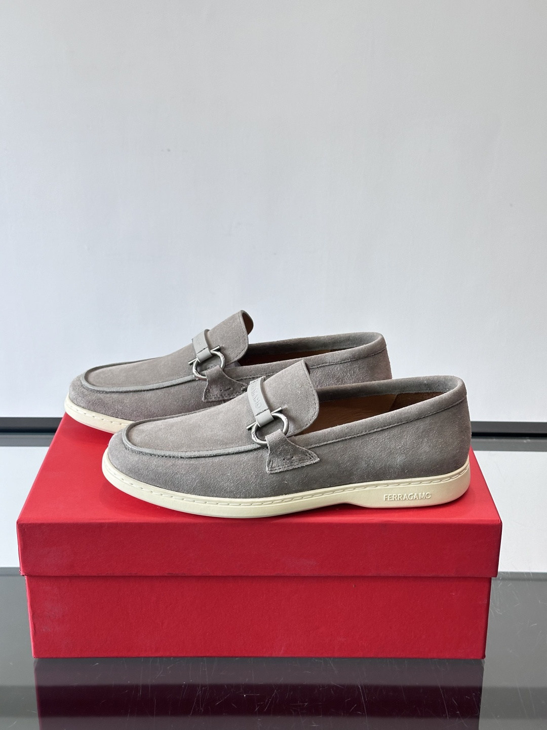 Ferragam菲拉格慕新款男士驾车鞋，面料采用全进口牛皮，看得见的质感，重工车线，内里本染小牛皮，标配