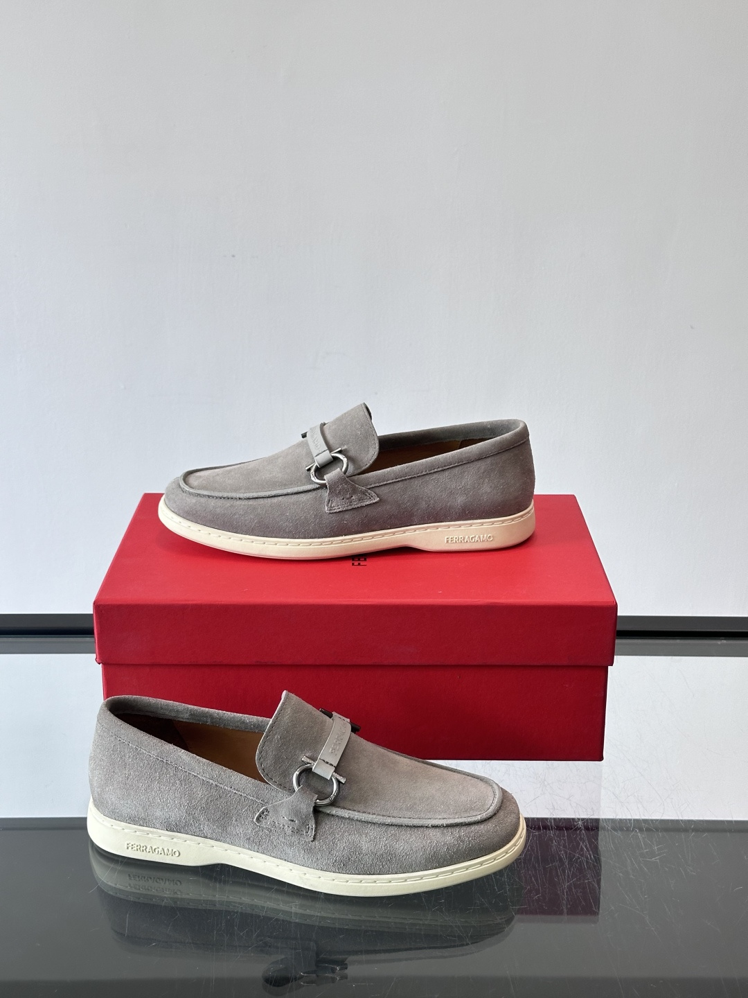 Ferragam菲拉格慕新款男士驾车鞋，面料采用全进口牛皮，看得见的质感，重工车线，内里本染小牛皮，标配