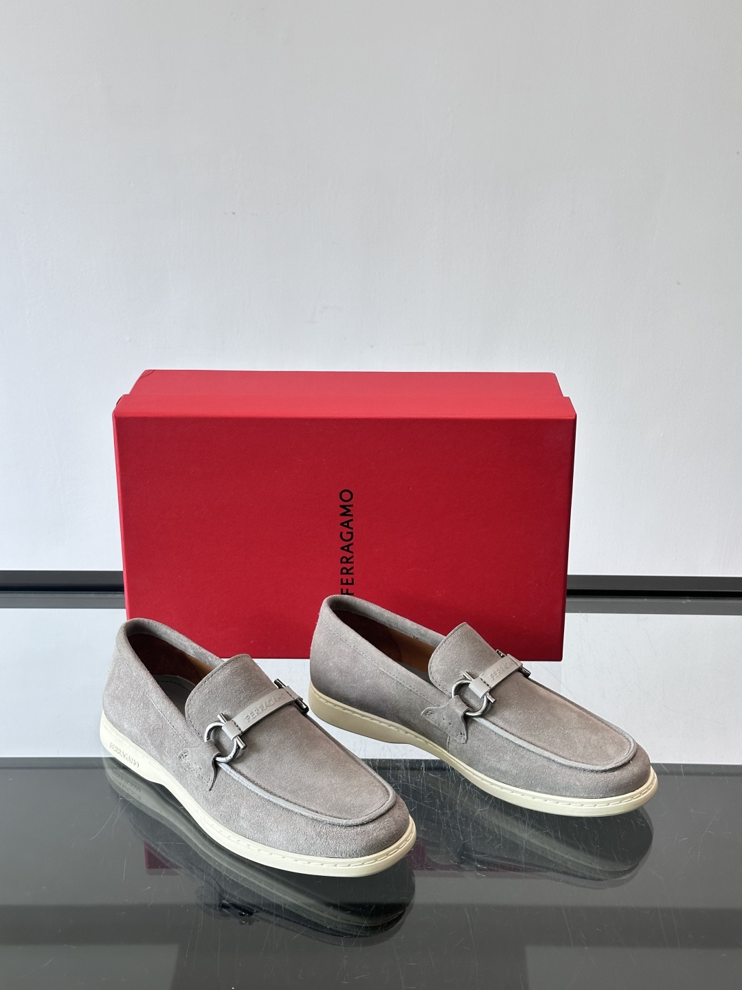 Ferragam菲拉格慕新款男士驾车鞋，面料采用全进口牛皮，看得见的质感，重工车线，内里本染小牛皮，标配