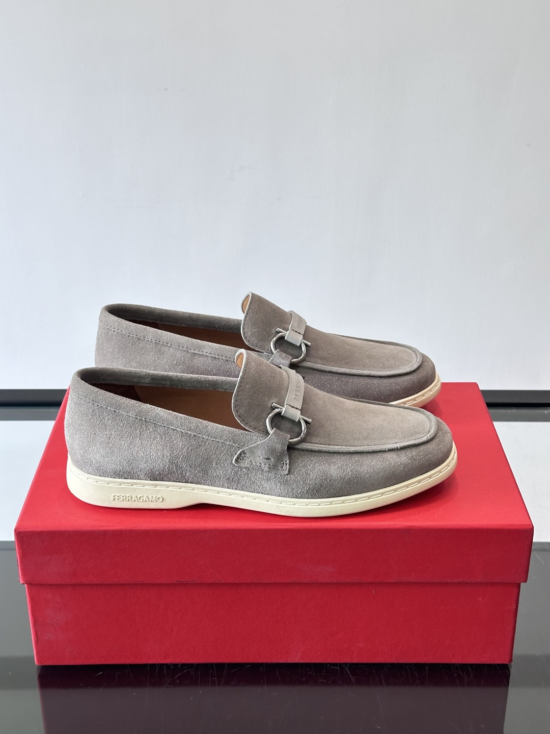 Ferragam菲拉格慕新款男士驾车鞋，面料采用全进口牛皮，看得见的质感，重工车线，内里本染小牛皮，标配