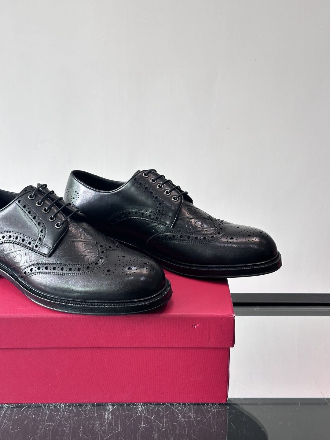 F菲拉格慕男士皮鞋👞选用进口牛皮，简约大方，经典设计，商务休闲都能轻松驾驭。真皮大底鞋底平稳，鞋型修长，