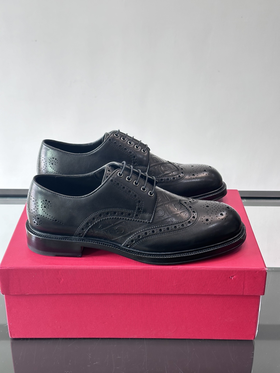 F菲拉格慕男士皮鞋👞选用进口牛皮，简约大方，经典设计，商务休闲都能轻松驾驭。真皮大底鞋底平稳，鞋型修长，